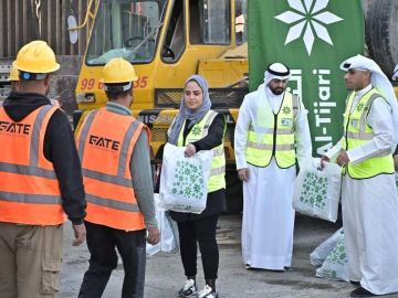  التجاري يوزع كسوة الشتاء على عمال التنظيف والبناء