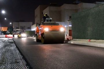 الأشغال : فرش طبقة الأسفلت السطحية في سعد العبدالله الأشغال : فرش طبقة الأسفلت السطحية في سعد العبدالله