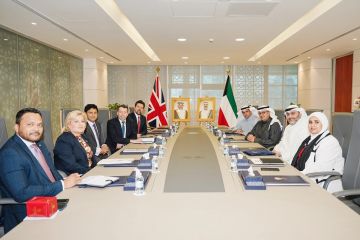 وزير المالية بالوكالة يبحث والمفوض التجاري البريطاني سبل تعزيز العلاقات الثنائية