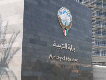  التربية : وقف معلمة ارتكبت سلوكيات خادشة للحياء.. ومعلم أساء استخدام وسائل التواصل