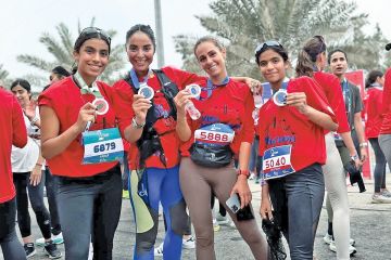 مئات الإيرانيات يتحدين المتشددين في ماراثون كيش مئات الإيرانيات يتحدين المتشددين في ماراثون كيش