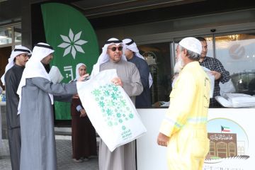 التجاري يوزع كسوة الشتاء على عمال النظافة التجاري يوزع كسوة الشتاء على عمال النظافة