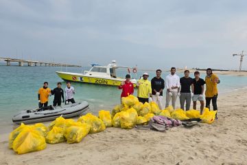  الغوص الكويتي يرفع طنا من المخلفات البلاستيكية والأخشاب وشباك الصيد