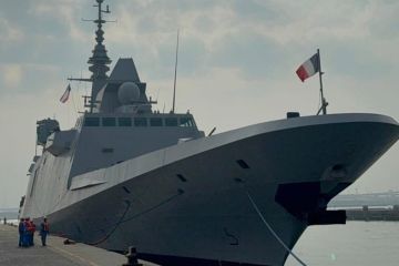 الفرقاطة الفرنسية بروفانس تزور الكويت في إطار تعزيز التعاون الدفاعي بين البلدين الفرقاطة الفرنسية بروفانس تزور الكويت في إطار تعزيز التعاون الدفاعي بين البلدين