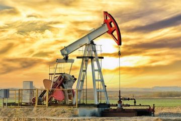 أسعار النفط تتجه لأكبر تراجع سنوي منذ 2020 وسط مخاوف نمو المعروض