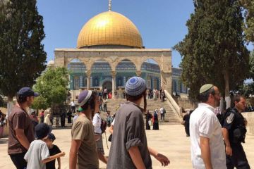 مستوطنون إسرائيليون يقتحمون باحات المسجد الأقصى