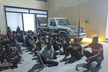 السلطات الليبية تعلن تحرير 104 مهاجرين غير شرعيين السلطات الليبية تعلن تحرير 104 مهاجرين غير شرعيين