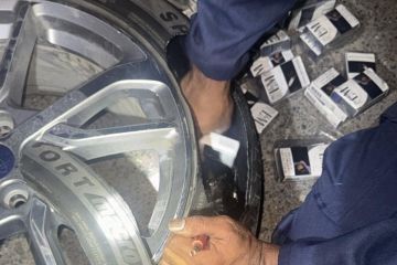 إحباط تهريب 620 علبة سجائر مخبأة داخل إطارات مركبة في النويصيب