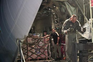 وصول أولى طائرات جسر الإغاثة الكويتي الجديد لغزة إلى العريش وصول أولى طائرات جسر الإغاثة الكويتي الجديد لغزة إلى العريش