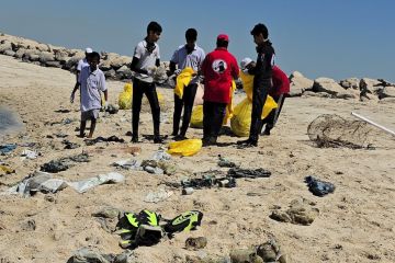 فريق الغوص ينجز المرحلة الثالثة من مشروعه تنظيف السواحل الجنوبية فريق الغوص ينجز المرحلة الثالثة من مشروعه تنظيف السواحل الجنوبية