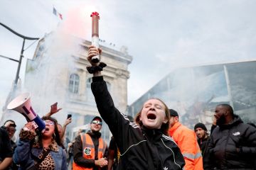 فرنسا تستقبل رئيس الوزراء الجديد بدورة احتجاجات فرنسا تستقبل رئيس الوزراء الجديد بدورة احتجاجات