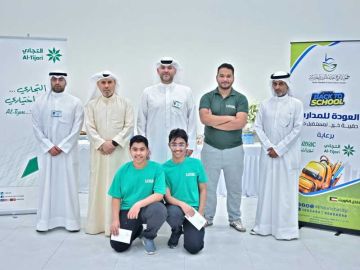 التجاري يوزع الحقيبة المدرسية على الأسر المتعففة التجاري يوزع الحقيبة المدرسية على الأسر المتعففة