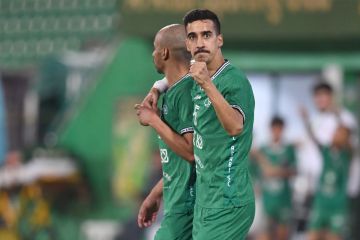 الأخضر يجدد عقود عبود وعزيز وأشكناني