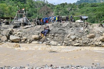 فيضانات مفاجئة تقتل 16 إندونيسيا فيضانات مفاجئة تقتل 16 إندونيسيا