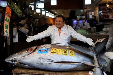 سمكة تونة بـ 3.27 ملايين دولار سمكة تونة بـ 3.27 ملايين دولار