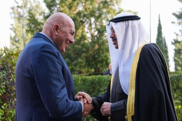 وزير الدفاع ونظيره الايطالي يبحثان التعاون العسكري ويوقعان اتفاقية تعاون مشترك