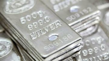 الفضة تتخطى 100 دولار لأول مرة