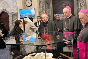 أمين سر الفاتيكان يقوم بزيارة إلى مسجد الدولة الكبير