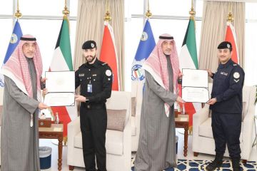 وزير الداخلية يكرم عسكريين ليقظتهما الأمنية وجهودهما في أداء واجبهما