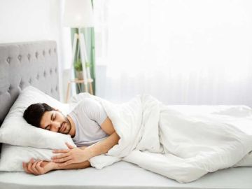 هيئة الغذاء للطلبة: النوم 8 ساعات يوميا يزيد التركيز