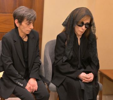 فيروز وابنتها ريما تستقبلان العزاء بهلي الرحباني