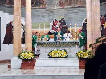 أمين سر الفاتيكان ترأس قداس كاتدرائية العائلة المقدسة 