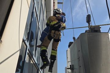  الإطفاء تنقذ عاملا انحشر في رافعة صيانة بالمرقاب