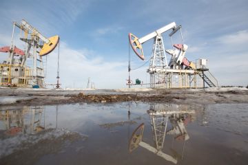 النفط يهبط مع تقييم وضع إمدادات إيران وجهود استئناف صادرات فنزويلا