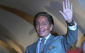 وفاة مصمم الأزياء الإيطالي فالنتينو عن 93 عاما