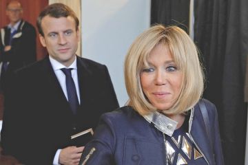 متنمرون على سيدة الإليزيه: تزوجت طفلا متنمرون على سيدة الإليزيه: تزوجت طفلا