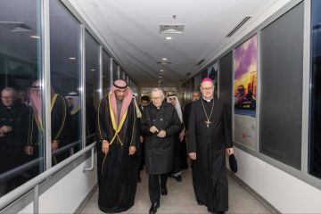 اليحيا يستقبل أمين سر الفاتيكان لدى وصوله إلى الكويت