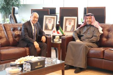 رئيس الطيران المدني يبحث مع الجزائر سبل التعاون