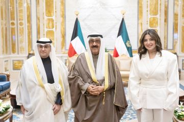 سمو الأمير يستقبل وزير البلدية والمديرة العامة لبلدية الكويت