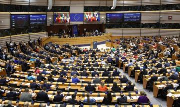 البرلمان الأوروبي يعلق تنفيذ اتفاقية الرسوم الأوروبية - الأمريكية البرلمان الأوروبي يعلق تنفيذ اتفاقية الرسوم الأوروبية - الأمريكية