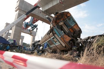 رافعة بناء أخرجته عن قضبانه وقتلت ركابا