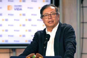 الرئيس الكولومبي يتعهد بـ حمل السلاح مجددا بمواجهة تهديدات ترامب الرئيس الكولومبي يتعهد بـ حمل السلاح مجددا بمواجهة تهديدات ترامب