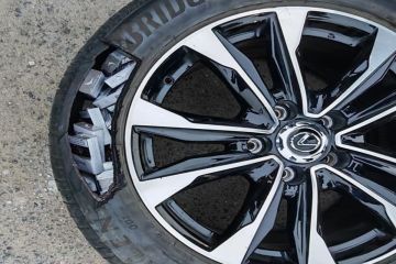 جمارك النويصيب تحبط محاولة تهريب 1400 علبة سجائر للخارج.. في إطارات سيارتين جمارك النويصيب تحبط محاولة تهريب 1400 علبة سجائر للخارج.. في إطارات سيارتين