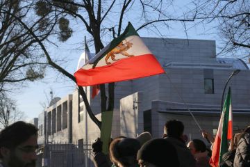 متظاهرون يزيلون العلم عن سفارة إيران في برلين