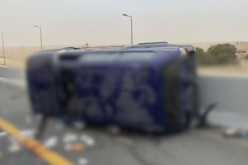 انقلاب مركبة على طريق صباح الأحمد وإصابة 4 أشخاص انقلاب مركبة على طريق صباح الأحمد وإصابة 4 أشخاص