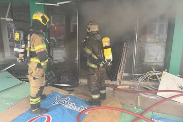 إصابة 3 إطفائيين في حريق مجمع بالسالمية