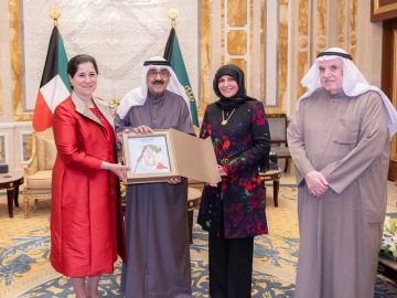 سمو الأمير يستقبل الشيخة انتصار الصباح ورئيس البحوث والدراسات الكويتية ورقية حسين