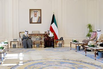 سمو ولي العهد يستقبل اليوسف ووزير الداخلية البحريني