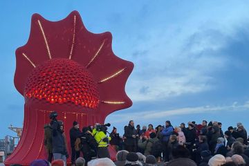 منيرة القديري تهدي تمثال فارس البحر للشعب الدنماركي