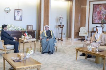 وزير الديوان الأميري ورئيس ديوان ولي العهد يستقبلان سفير المملكة المتحدة