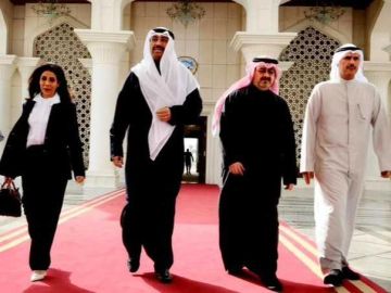 وفد رسمي برئاسة وزير الدفاع يغادر إلى الإمارات