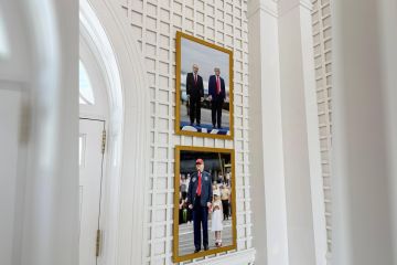 في خطوة لافتة.. ترامب يعلق صورة مع بوتين في أروقة البيت الأبيض في خطوة لافتة.. ترامب يعلق صورة مع بوتين في أروقة البيت الأبيض