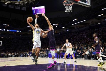 كوري يقود ووريرز للفوز على تمبروولفز