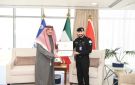 وزير الداخلية يكرم عسكريين من إدارة أمن المنافذ تقديرا لجهودهما المخلصة في أداء الواجب - kw