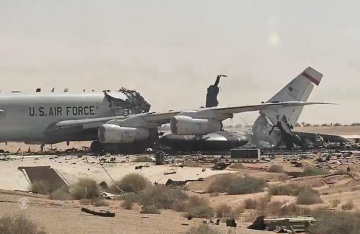 لقطات جديدة توثق حجم الدمار الذي لحق بقاعدة بويرينغ الأمريكية في الكويت جراء الضربات الإيرانية لقطات جديدة توثق حجم الدمار الذي لحق بقاعدة بويرينغ الأمريكية في الكويت جراء الضربات الإيرانية