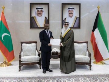 سمو الأمير يتلقى رسالة خطية من رئيس المالديف.. تسلمها وزير الخارجية سمو الأمير يتلقى رسالة خطية من رئيس المالديف.. تسلمها وزير الخارجية